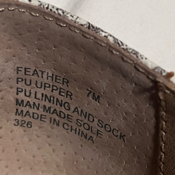 Steve Madden Women”s Feather Pu Upper Flat Shoes Size 7M - Picture 5 of 11